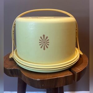 Vintage Tupperware - Cake Carrier w/ Handle.
